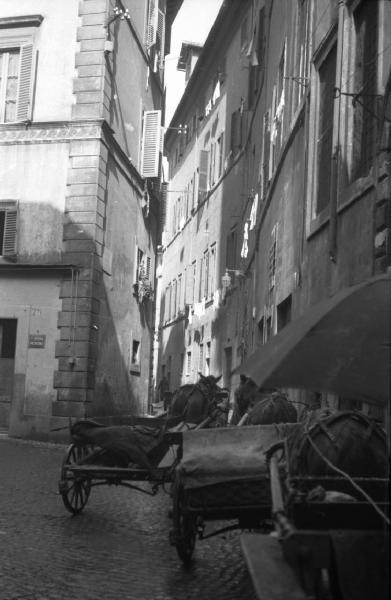 Sopralluogo per il film "Tosca". Roma - Scorcio di una via - Carrozze con cavalli