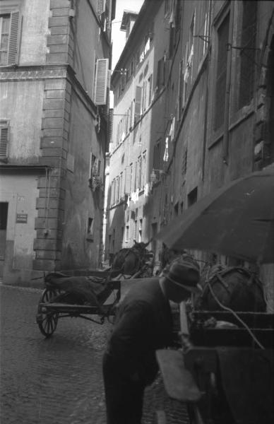 Sopralluogo per il film "Tosca". Roma - Scorcio di una via - Carrozze con cavalli - Ritratto maschile: Jean Renoir, regista