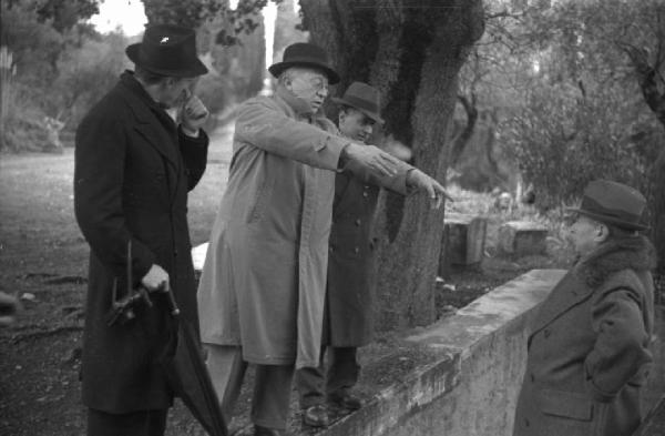 Sopralluogo per il film "Tosca". Tivoli - Villa Adriana - Dintorni - Sopralluogo per il film "Tosca" con i registi Carl Koch e Luchino Visconti