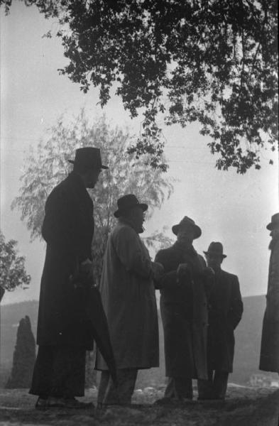 Sopralluogo per il film "Tosca". Tivoli - Villa Adriana - Sito archeologico - Alberi - Sopralluogo per il film "Tosca" con i registi Jean Renoir, Carl Koch e Luchino Visconti