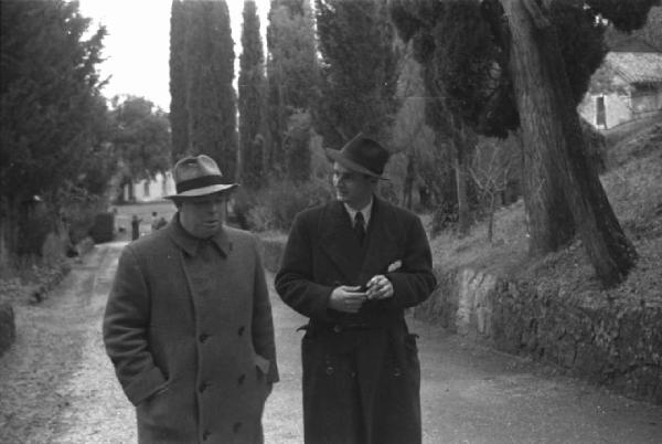 Sopralluogo per il film "Tosca". Tivoli - Villa Adriana - Sito archeologico - Viale alberato - Ritratto di coppia: Jean Renoir, regista e Federico Patellani, fotografo - Sopralluogo per il film "Tosca"