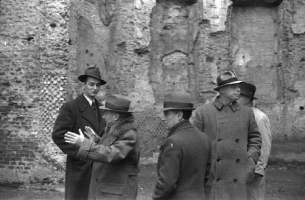 Sopralluogo per il film "Tosca". Tivoli - Villa Adriana - Sito archeologico - Sopralluogo per il film "Tosca" con i registi Jean Renoir, Carl Koch e Federico Patellani, fotografo