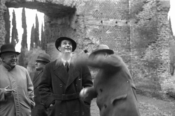 Sopralluogo per il film "Tosca". Tivoli - Villa Adriana - Sito archeologico - Sopralluogo per il film "Tosca" con i registi Jean Renoir, Carl Koch e Federico Patellani, fotografo