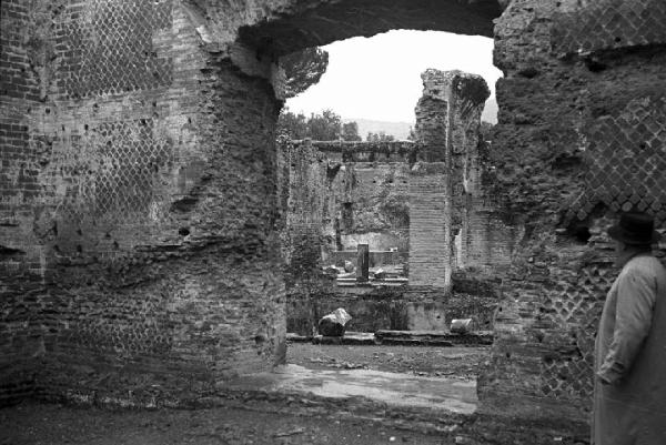 Sopralluogo per il film "Tosca". Tivoli - Villa Adriana - Sito archeologico - Rovine - Ritratto maschile: Carl Koch, regista - Sopralluogo per il film "Tosca"