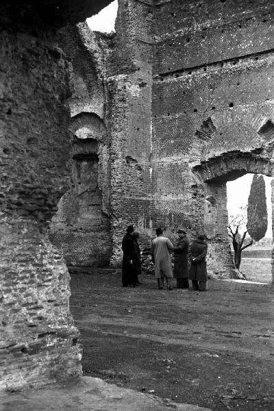 Sopralluogo per il film "Tosca". Tivoli - Villa Adriana - Sito archeologico - Rovine - Mura - Sopralluogo per il film "Tosca" con i registi Jean Renoir, Carl Koch e Luchino Visconti