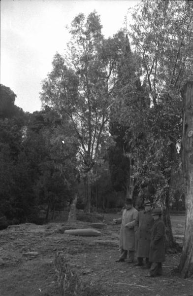 Sopralluogo per il film "Tosca". Tivoli - Villa Adriana - Sito archeologico - Rovine - Alberi - Sopralluogo per il film "Tosca" con i registi Jean Renoir, Carl Koch