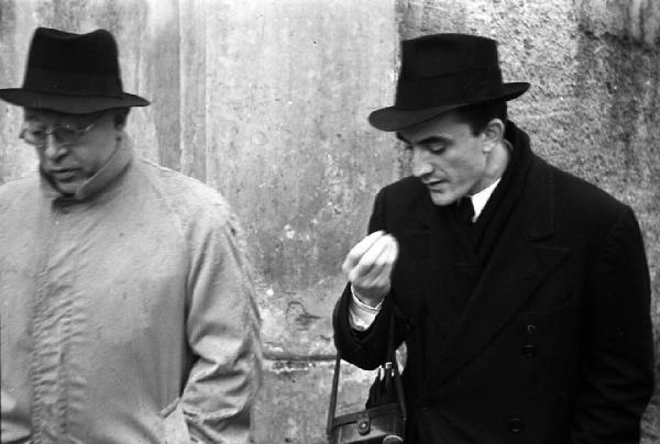 Sopralluogo per il film "Tosca". Tivoli - Villa Adriana - Ritratto maschile: Carl Koch e Luchino Visconti, registi - Sopralluogo per il film "Tosca"