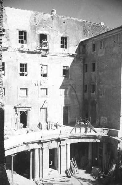Italia Dopoguerra: Valmontone bombardata. Valmontone - Edificio bombardato