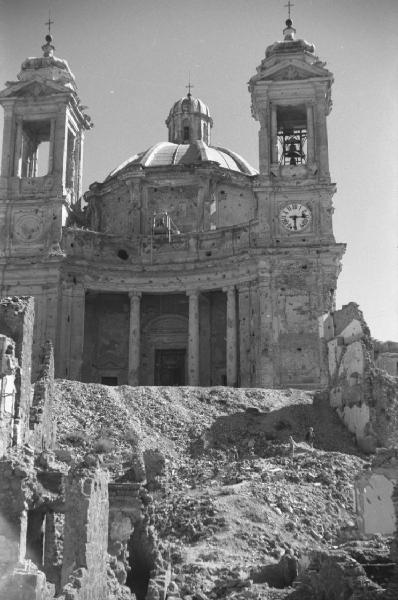 Italia Dopoguerra: Valmontone bombardata. Valmontone - Edifici bombardati - Facciata della chiesa di Santa Maria Maggiore