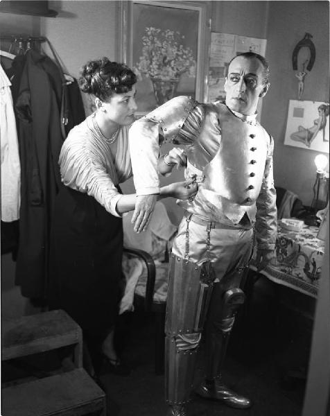 Milano - Teatro Nuovo - Rivista "Bada che ti mangio!" - Camerino, interno - Ritratto di coppia: Diana Bandini Lucchesini Rogliani e Antonio De Curtis attore (Totò) - Vestizione costume di scena da robot - Ferro di cavallo