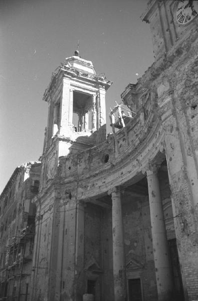 Italia Dopoguerra: Valmontone bombardata. Valmontone - Edifici distrutti - Facciata della chiesa di Santa Maria dell'Assunta "La Collegiata" - Bombardamenti