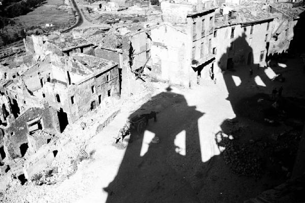 Italia Dopoguerra: Valmontone bombardata. Valmontone - Edifici distrutti dalla guerra - Macerie - Bombardamenti - Fotografia dall'alto