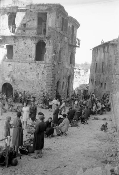 Italia Dopoguerra: Valmontone bombardata. Valmontone - Edifici distrutti - Mercato - Bombardamenti