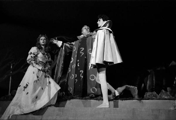 La Tempesta di William Shakespeare, regia di Giorgio Strehler 1948 - Firenze: Giardino di Boboli - Luisa Rossi (Miranda), Camillo Pilotto (Prospero) e Giorgio De Lullo (Ferdinando)