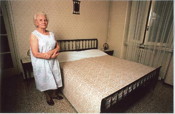 Una, nessuna, centomila. Camicie da notte. Milano - Camera da letto, interno - Ritratto femminile: donna, anziana, in camicia da notte