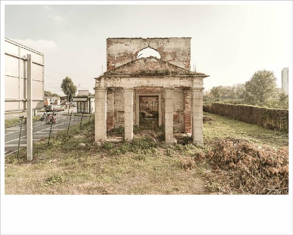 Cittàinattesa. Milano, via Giovanni Battista Grassi - Quartiere Roserio - Chiesa di San Giorgio - Edificio dismesso, rovine - Parcheggio - Cartellone pubblicitario