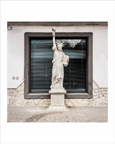 Strada 106. Strada statale 106 Jonica - Esterno - Edificio: facciata - Statua della Libertà con cono gelato - Finestra