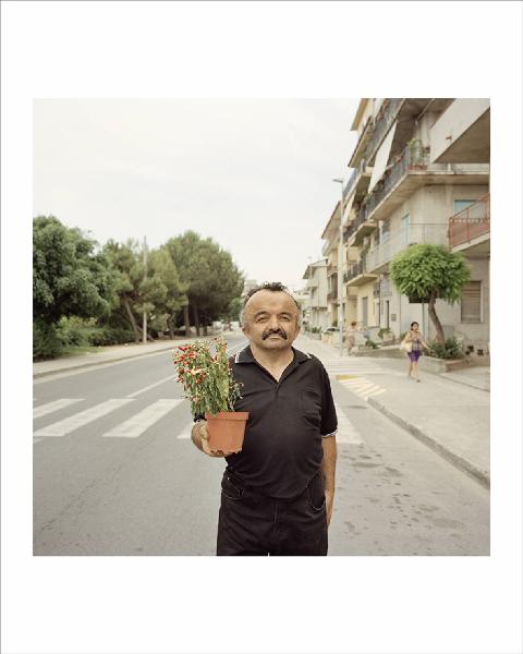 Strada 106. Guardavalle - Strada statale 106 Jonica - Ritratto maschile: Tonino con pianta di peperoncini - Esterno, strada