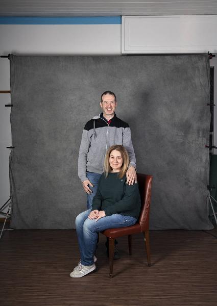 Carte de visite. Studio fotografico: interno - Ritratto di coppia a figura intera: donna seduta con uomo