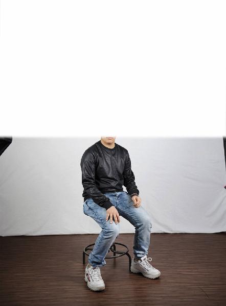 Carte de visite. Studio fotografico: interno - Ritratto maschile a figura intera: ragazzo seduto - Volto parzialmente visibile per privacy