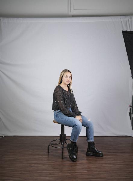 Carte de visite. Studio fotografico: interno - Ritratto femminile a figura intera: ragazza seduta