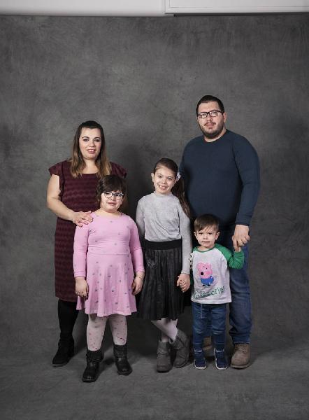 Carte de visite. Studio fotografico: interno - Ritratto di famiglia a figura intera: bambino, bambine, uomo, donna