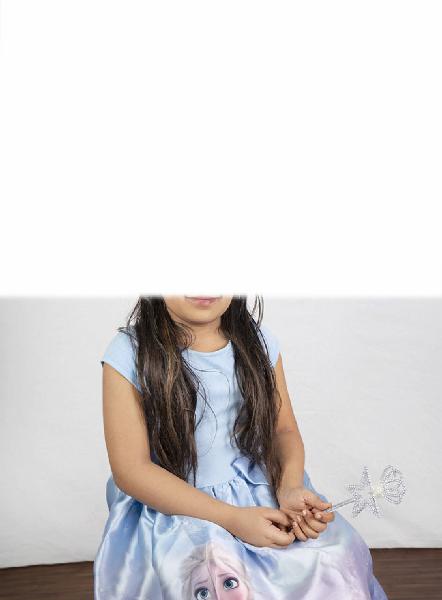 Carte de visite. Studio fotografico: interno - Ritratto infantile a figura intera: bambina seduta con travestimento da principessa - Volto parzialmente visibile per privacy