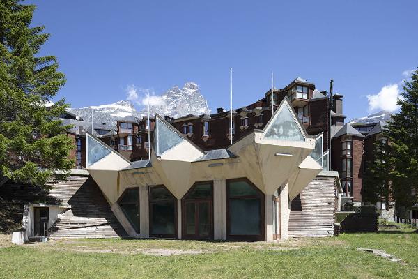 Atlante. Valtournenche - Complesso residenziale Giomein (architetto Mario Galvagni 1965-1972) - Esterno edificio con lucernari - Giardino - Albero - Montagne