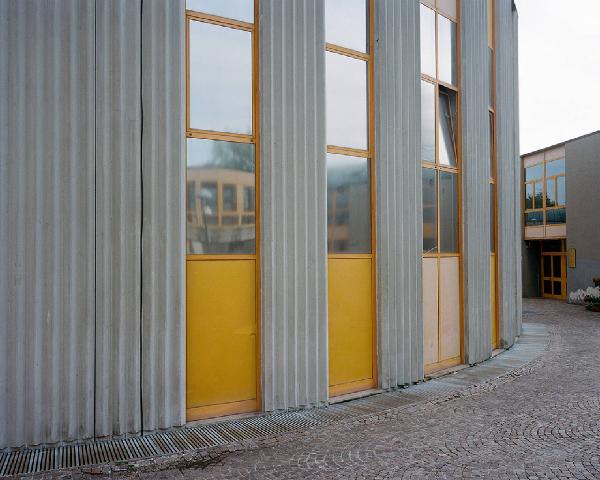 Atlante. Gorizia - Centro scolastico sloveno Simon Gregorcic (architetto Marcello D'Olivo, 1986-1992) - Dettaglio edificio: muro in calcestruzzo con serramenti in alluminio - Riflesso