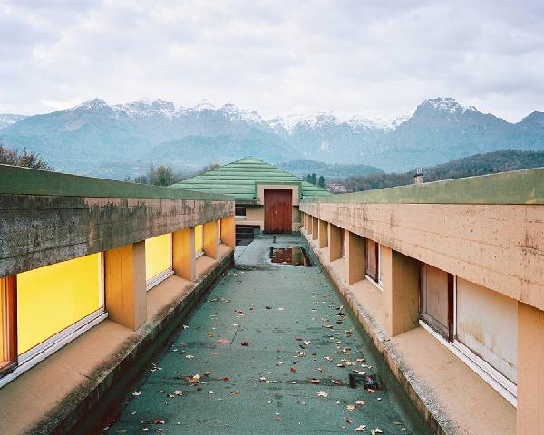 Atlante. Pasquer - Asilo nido e scuola materna (architetti Studio Iginio Cappai e Pietro Mainardis, 1974-1979) - Esterno edificio: tetto, copertura - Paesaggio - Montagne