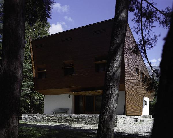 Atlante. Bardonecchia - Villa San Sisto (architetto Paolo Ceresa, 1950-1953) - Esterno edificio: facciata - Alberi - Panchina