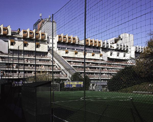 Atlante. Genova - Quartiere Valletta Puggia - Università degli Studi di Genova, Dipartimento di Fisica (architetti Tomaso Badano, Augusto Battaglieri, Lionello Calza, 1974-1994) - Abitazioni - Rete - Campo da calcio