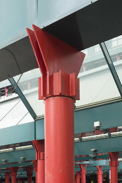 Atlante. Milano - Stazione Milano Nord Cadorna (architetto Gae Aulenti, 1997-2000) - Dettaglio copertura - Colonna rossa