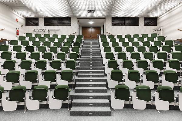 Atlante. Milano - Collegio, ex Sede Finafrica (architetti Marco Zanuso, Pietro Crescini, 1971-1974) - Auditorium - Sedie verdi