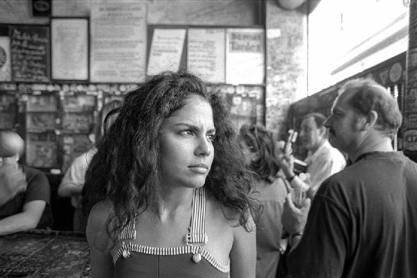 Reportage. Cuba, L'Avana - Bar "La boteguida del medio", interno - Ritratto femminile: ragazza