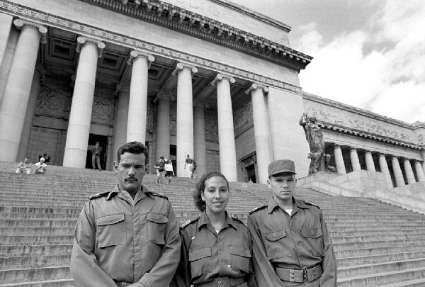 Reportage. Cuba, L'Avana, Campidoglio - Ritratto di gruppo: giovani soldati cubani con divisa militare - Scalinata - Statua