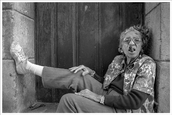 Reportage. Cuba, L'Avana - Ritratto femminile: donna anziana seduta con sigaro in bocca