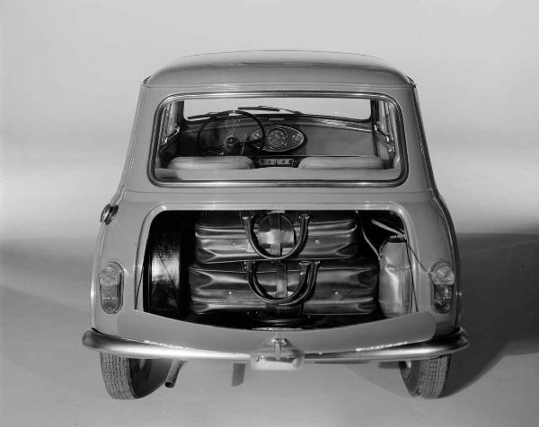 Innocenti - Sala posa SIRA - Automobile Mini Minor MK1- Vista posteriore - Vano portabagagli - Valigie