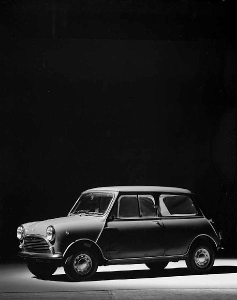 Innocenti - Sala posa SIRA - Automobile Mini Minor MK1