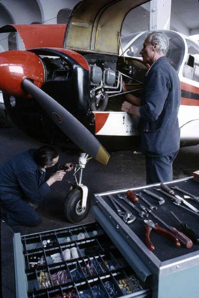 Siai Marchetti - Manutenzione aerei - Aereo ultraleggero - Operai - Cassetta degli attrezzi