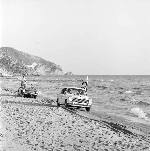 Innocenti - Campagna pubblicitaria - Automobile 950 Spider - Automobile Innocenti Morris IM3 - Spiaggia