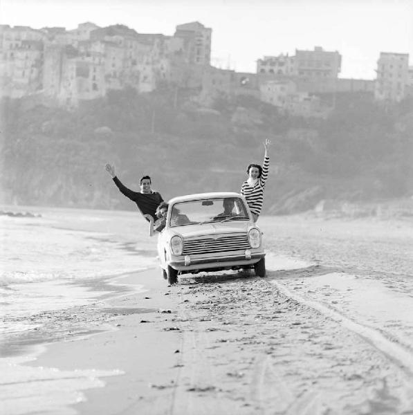 Innocenti - Campagna pubblicitaria - Automobile Innocenti Morris IM3 - Spiaggia