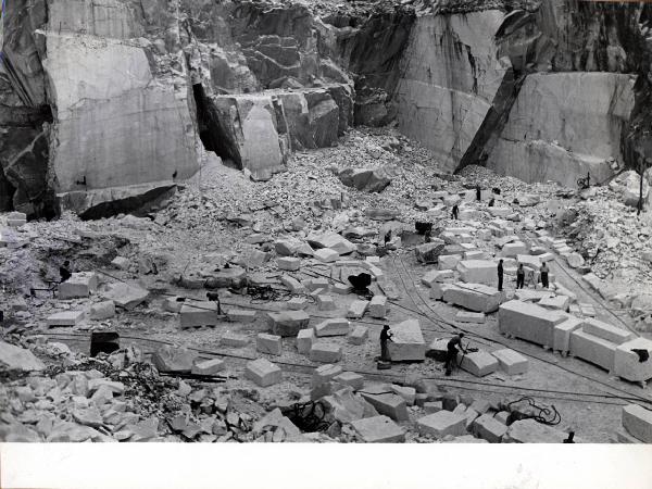 Carrara - Cava di marmo - Riquadratura dei blocchi