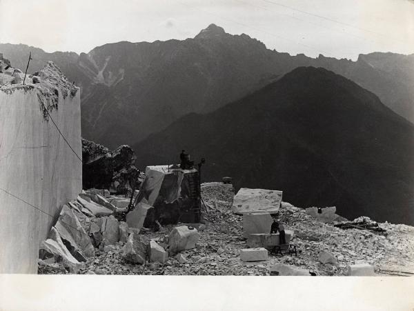 Carrara - Cava di marmo - Lavorazione dei blocchi con filo elicoidale