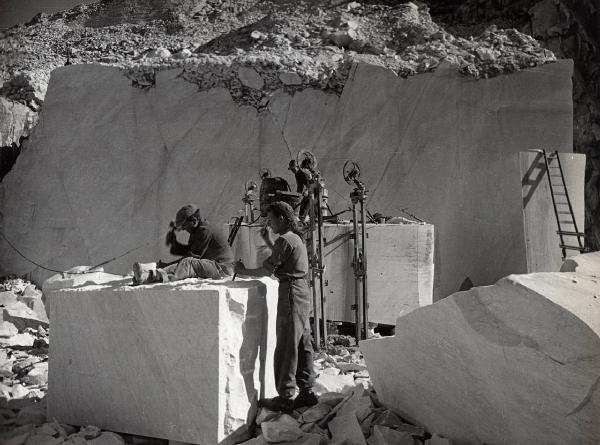 Carrara - Cava di marmo - Riquadratura dei blocchi