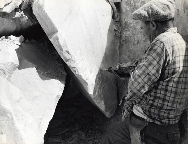 Carrara - Cava di marmo - Lavorazione di un masso