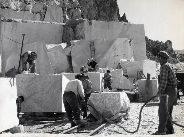 Carrara - Cava di marmo - Sezionatura dei massi