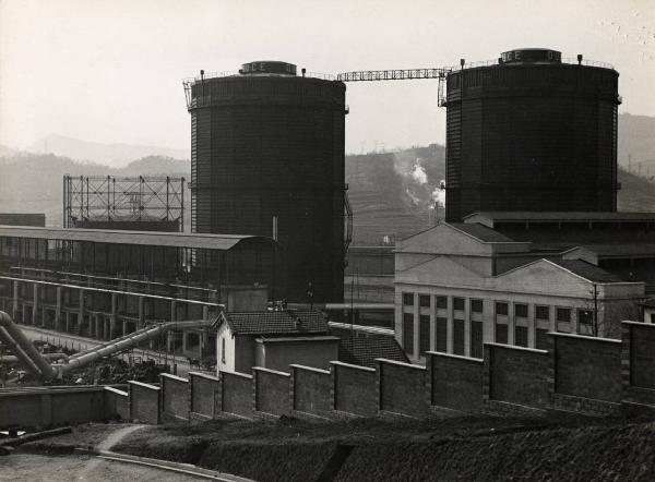 Avenza - Stabilimento petrolchimico - Silos