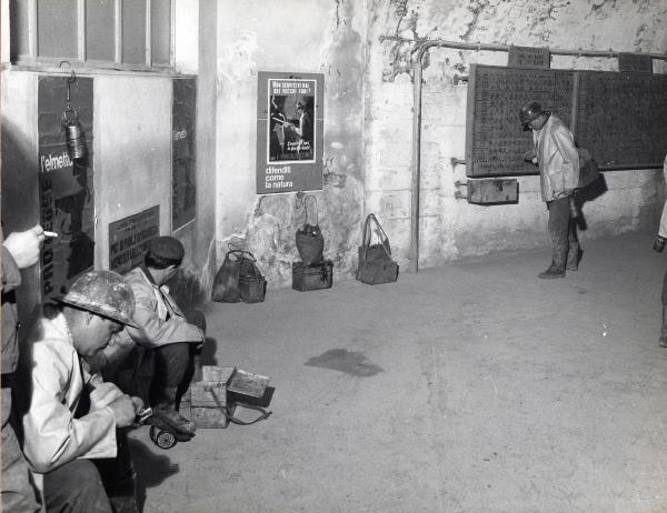 Gavorrano - Miniera di pirite - Edificio con spogliatoi e bagni - Interno