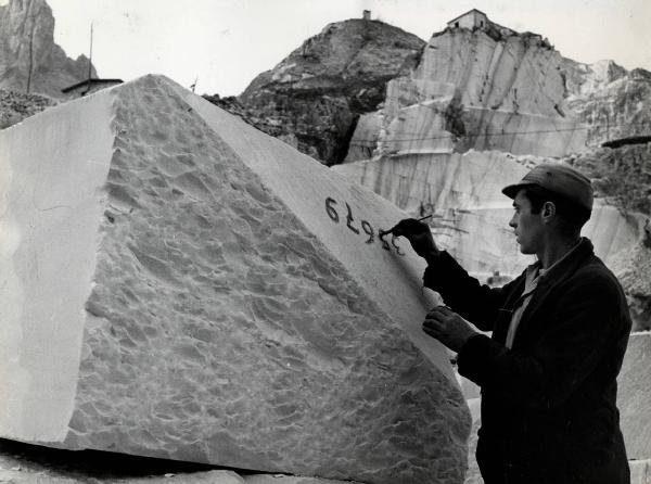 Minucciano - Cava di marmo - Marcatura dei blocchi